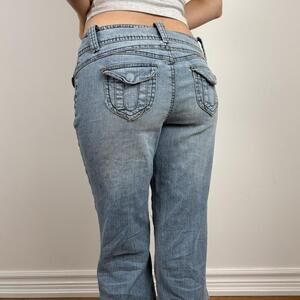 L.E.I. Light wash low rise baggy flare jeans with a cute pocket design.